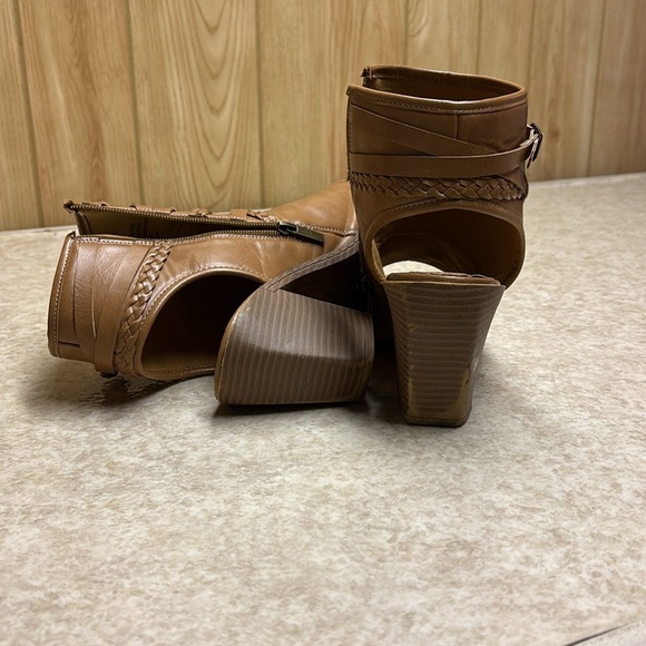 Maurice’s Women's Tan Heeled Sandals. Size 10 - Picture 5 of 5